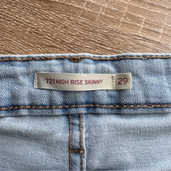 Levi’s 721 High Rise Skinny Jeans in Light Wash - Picture 7 of 10